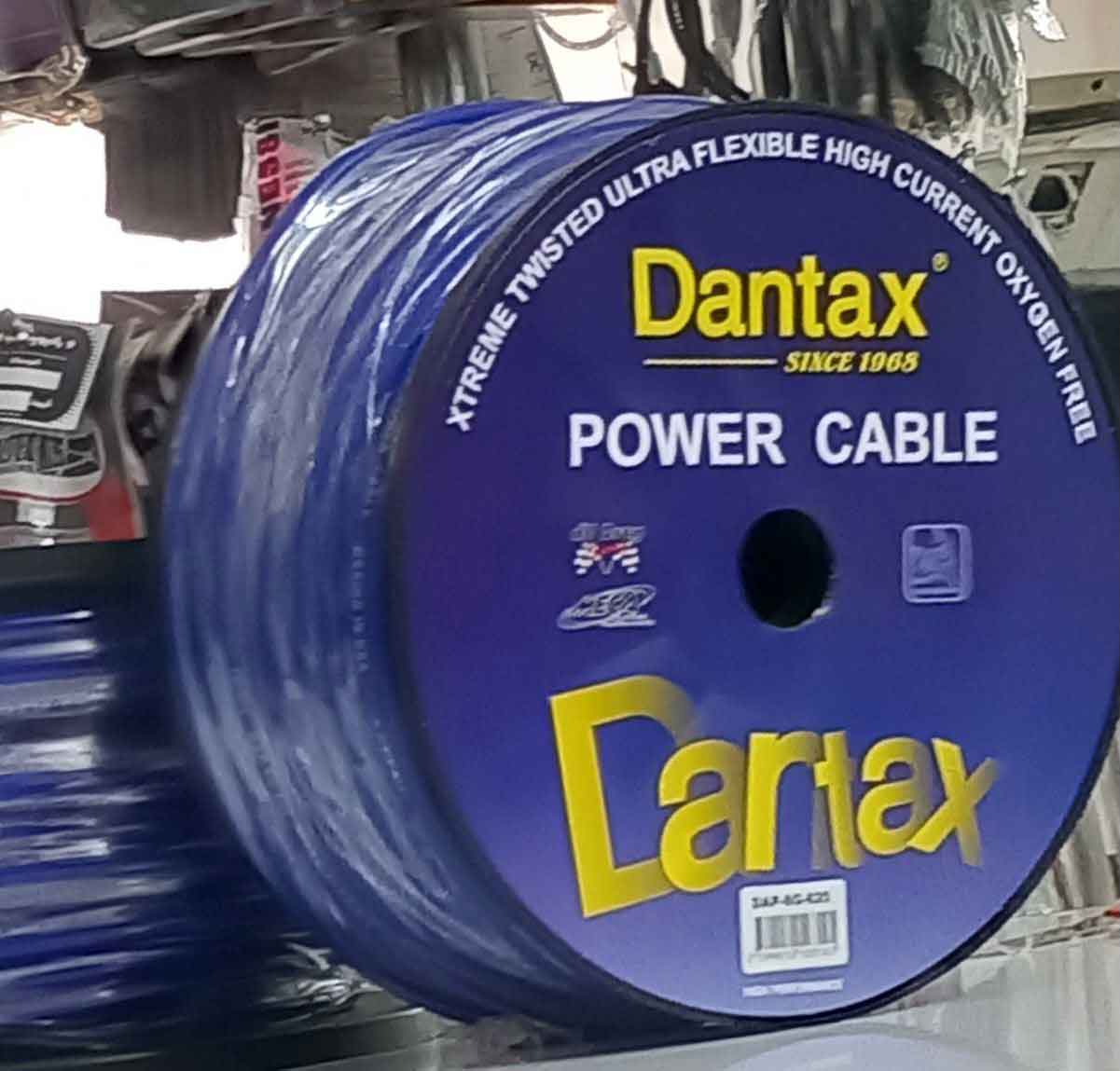 نمای نزدیک از کابل پاور ضخیم Dantax با روکش آبی شفاف